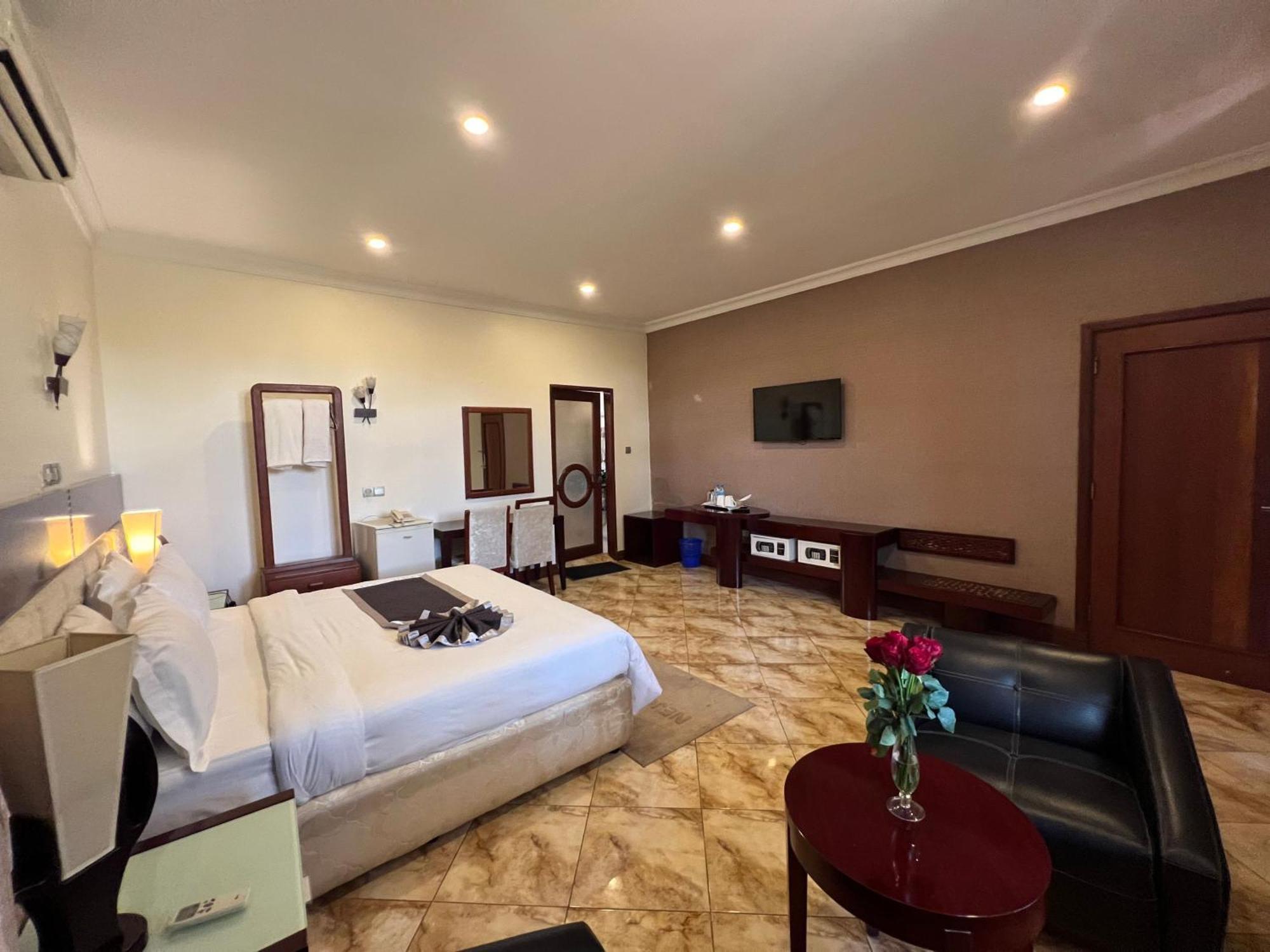 Nejobugg Palace Hotel Nkoanrua ภายนอก รูปภาพ